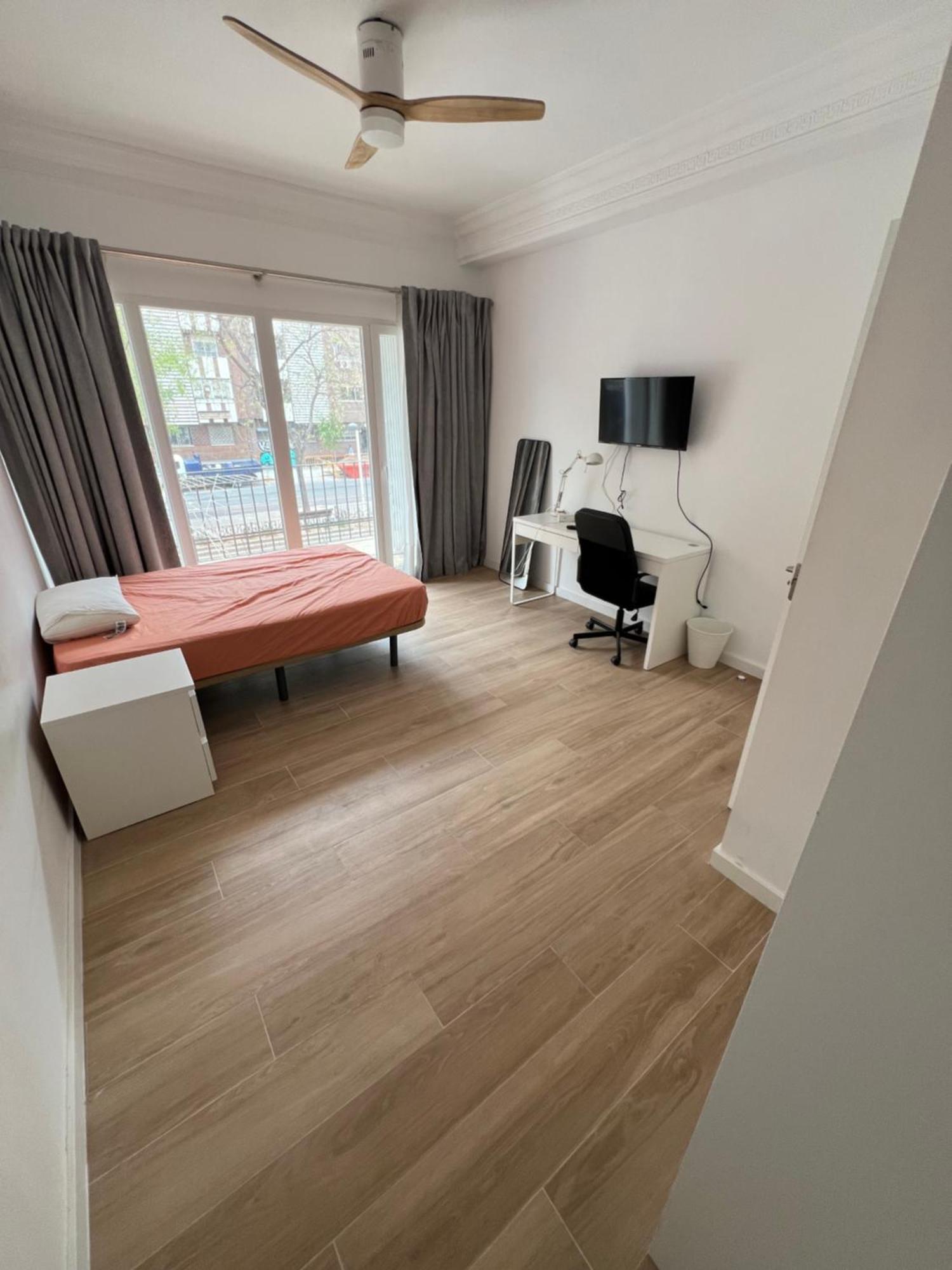 Accommodatie bij particulieren Habitacion Muy Grande Con Balcon Privado En Apartamento En Buena Zona Valencia